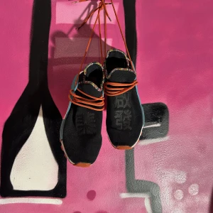 Human Race NMD  - Tjena säljer ett par Adidas x Pharrel skor i strlk 41 som bara står. Sjukt sköna skor utav erfarenhet! 👌 pris ej hugget i sten!! Mvh William. 🙋‍♂️