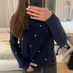 Sweatshirt från Levis i storlek XS. Mörkblå med hjärtan på. Bra skick 