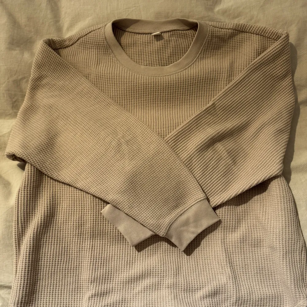 Beige stickad tröja från Uniqlo. Storlek S. Använd fåtal gånger. Stickat.