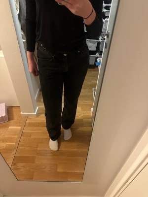 Low waist jeans  - Skut snygga Low waist jeans flair från bikbok. Kommer inte till användning då jag har ett par andra lika dana fast en annan storlek.