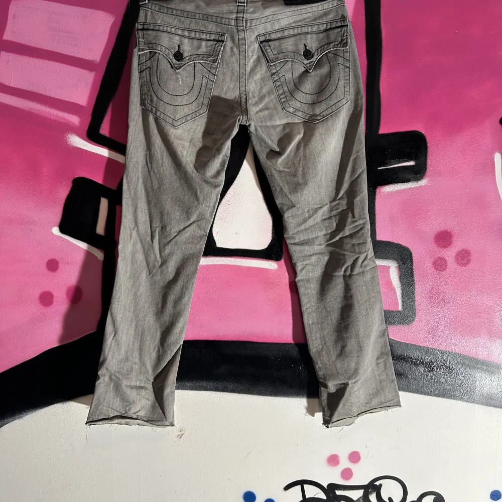 Snygga o rätt casual trueys i storlek 30/32 sprätt nere för modern look Perfekt för en lowkey höstoutfit!! 🍂. Jeans & Byxor.