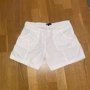Vita shorts - Storlek XS/34. Säljs då de tyvärr är för små för mig. Gulliga detaljer och fint skick. För fler bilder/info skriv i DM😇💓