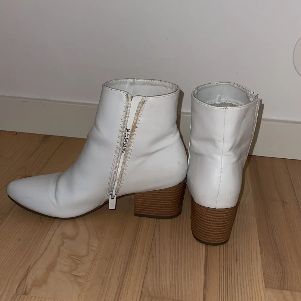 Vita boots med brun klack och spetsig tå. Strl:39. 6cm klack.  Väldigt lite använda så fräscha. . Skor.