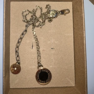 Halsband  - Halsband ifrån Marc Jacobs. Köpt för flera år sedan i använt skick.