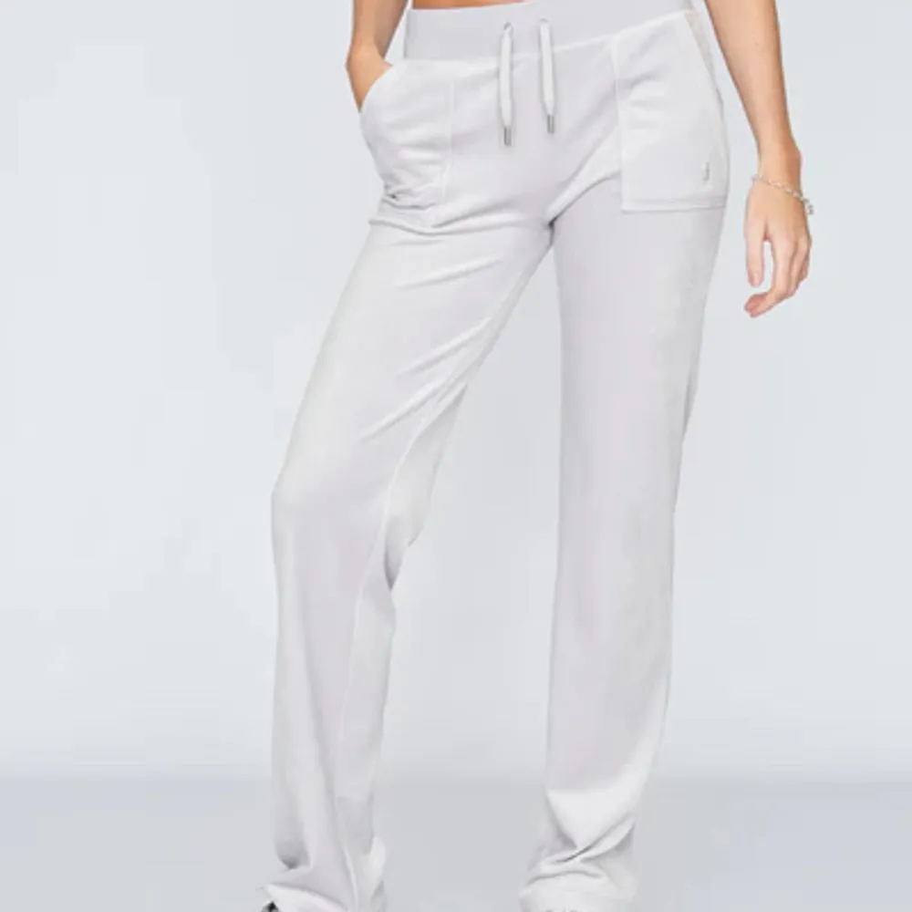 säljer mina sjukt snygga Juicy Couture byxor i färgen quiet grey. färgen säljs inte längre på hemsidan! byxorna är sparsamt använda men ser i helhet ut som nya. storlek är XS men stretchiga! flera bilder kan självklart skickas!! . Jeans & Byxor.