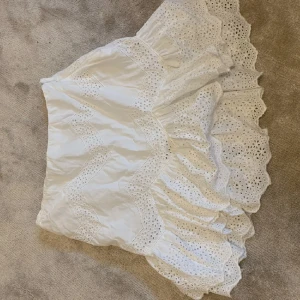 Volangkjol  - Vit volangkjol i storlek S💕💕