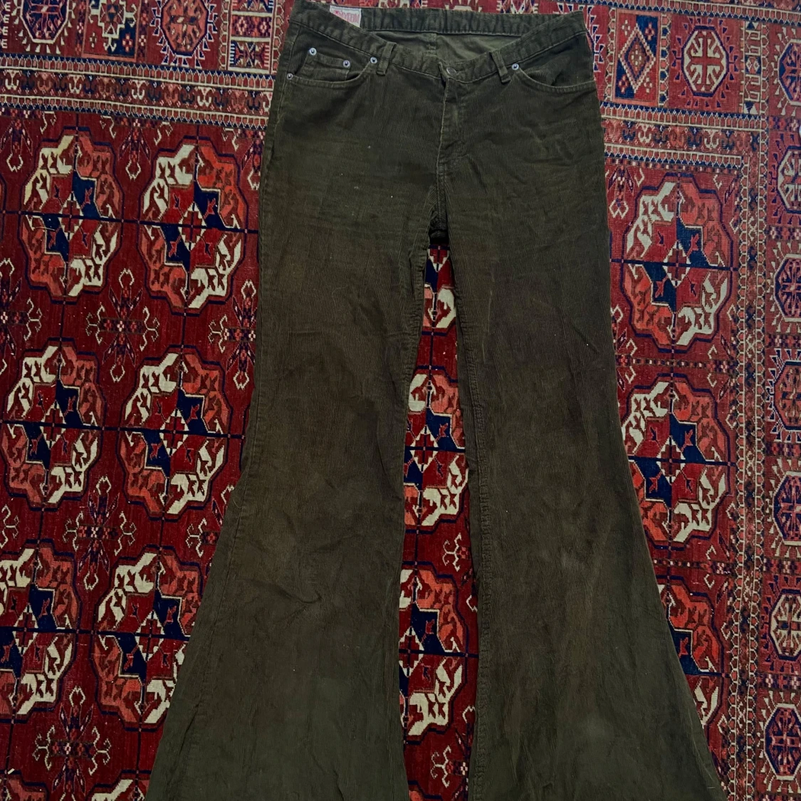 Utsvängda manchesterjeans - 91