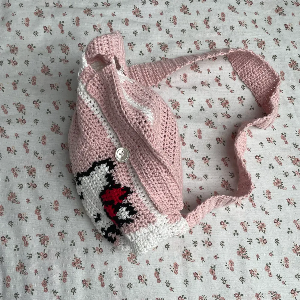 En söt gullig hello Kitty väska i bra kvalitet och har mycket utrymme💞, Denna necessär är lite större än de andra jag har gjort så därav är den lite dyrare (samt har den ett ”broderat” märke) 💋den är gjord av ’Cotton garn’ och har ett starkt längre band ⭐️. Väskor.