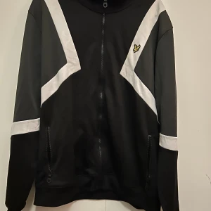 Lyle & Scott långärmad tröja - XL stor i storleken Herrmodell, endast prövad.  Nypris: 1399