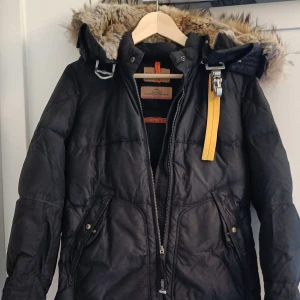 Parajumpers dunjacka longbear  - Longbear parajumpers dunjacka I storlek small. Behov av kemtvätt då den är över 8 år gammal