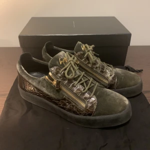 Giuseppe Zanotti Skor - Vid köp av dessa sjukt snygga Giuseppe Zanotti skor ingår originalboxen, en stor original dustbag och två små originaldustags extra. Skick: 9,3/10 asbra skick. Passar normalt i storleken. Nypris ungefär 6000 kr!