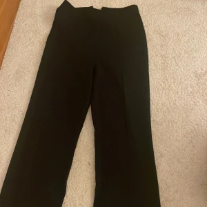 Kostymbyxor  - Bekväma kostymbyxor. Jättebra skick fof då jag aldrig använder dessa. 