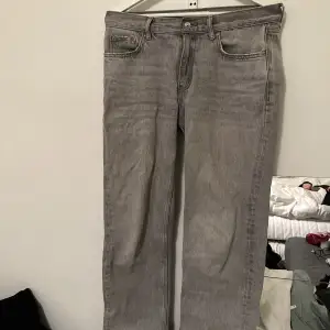 Low waist jeans från Gina i grå och storlek 38
