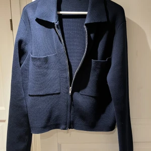 Cardigan  - en marinblå cardigan, använd fåtal gånger och är i bra skick. Köpt för 600kr, säljer för 350. Pris kan diskuteras
