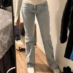 Raka jeans, storlek 34 jättefint skick🌟😍