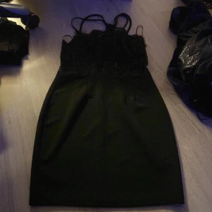 Klänning  - Supersöt klänning med spets 