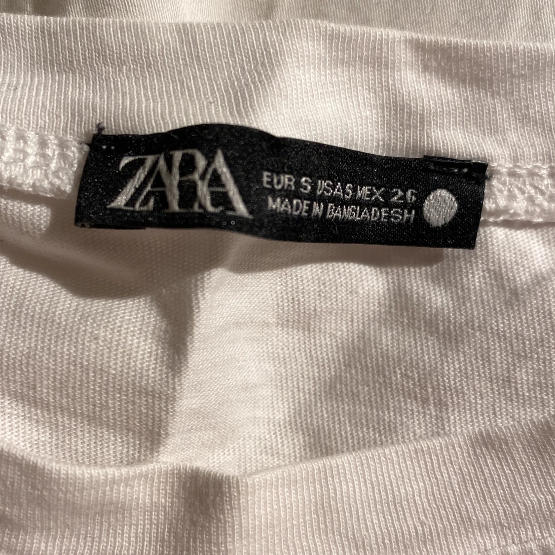 En vit tröja med puffärm  - 91