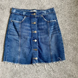 Jeanskjol - Jeanskjol från Gina Tricot i storlek 34. 