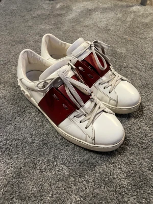 Valentino skor - Valentino rockstud sneakers med vinrött band i riktigt schysst skick, Skorna är i storlek 42,5. Låda och extra skosnöre medföljer. De är självklart äkta.  Hör av er vid funderingar eller fler bilder.