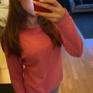 Tröja - Jätte fin rosa tröja knappast använt jätte bra skick använt 2 gånger inte nopprig kan Skicka mer bilder ifall man skulle vilja se de pris kan diskuteras!