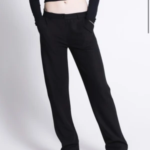 Kostymbyxor - Säljer dessa jättefina lågmidjade kostymbyxorna då jag köpte fel storlek. Byxorna är endast öppnade och testade men direkt nedpackade igen. 