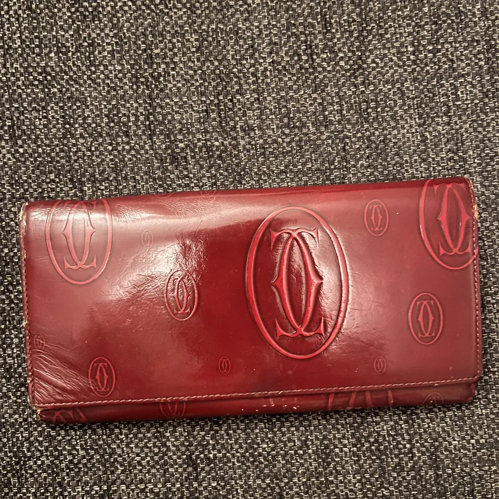 En vintage Cartier plånbok med lite wear, jämlika modeller går för runt 2000-3000kr på vestiaire, helt authentic med uppbackning från Facebook grupper. Kan gå lägre vid snabb affär.. Accessoarer.
