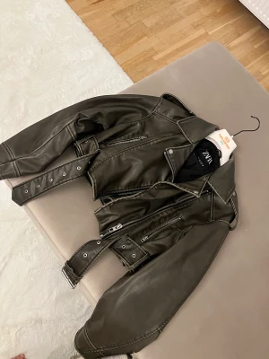 Populär skinnjacka  - Använd fåtals gånger, i princip ny. Supersnygg skinnjacka från ZARA