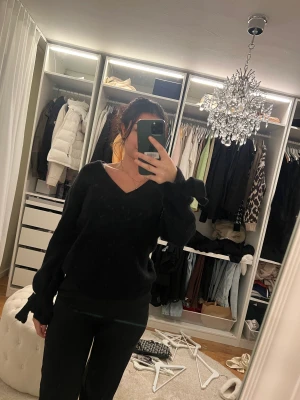 Svart stickad tröja - En måste i garderoben, extra fin detalj vid ärmarna. Linn Ahlborgs kollektion från NA-KD. 