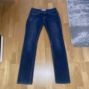 Blå jeans - Storlek S. Säljs då de tyvärr är för små för mig. Coola fickor och fint skick. För fler bilder/info skriv i DM😇💓