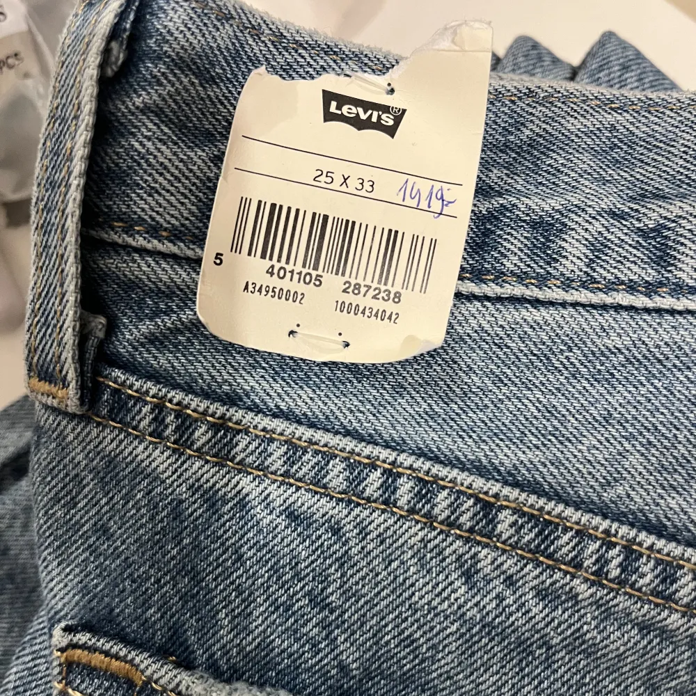 Säljer ett par Levis jeans då dom va försmå när jag beställde dom och har glömt att skicka tillbaka❤️ Helt nya med alla lappar kvar och storleken motsvarar S/36❤️skriv för fler frågor. Jeans & Byxor.