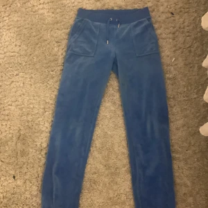 Juicy couture byxor - Blå juicy byxor jätte fina knappt använda 