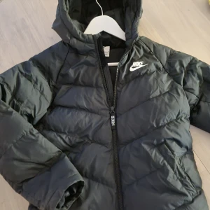 Nike vinterjacka - Barn vinterjacka i mkt bra skick.