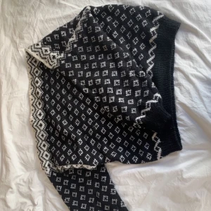 Stickad kofta  - Bara att skriva vid frågor eller intresse!