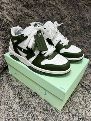 Off-White Skor - Säljer ett par jättenajss OFF-WHITE Out Of Office OOO Low Tops White Khaki, sällsynta för Sverige, Size 41 (UK7), inga skador, allt på bilden medföljer. Säljer för endast 3799kr, priset går självklart att diskuteras🫶För mer info PM