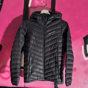 Peak Performance Jacka - Peak jacka i otroligt fint skick!! 9/10 perfekt jacka till denna tid. Storlek S  Skriv gärna ifall du undrar något. 😄 Mvh William. 🤘