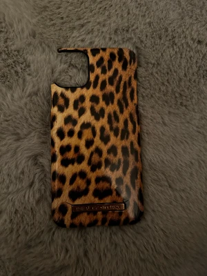 Ideal of Sweden skal - Ideal of Sweden skal i leopard. Ena hörnet är av annars väldigt fint skick🥰