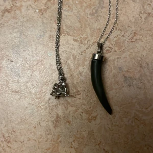 Halsband  - Halsband i bra skick säljes tillsammans 