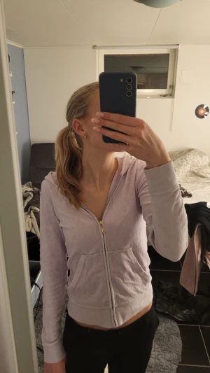 Vintage Juicy couture kofta - Jättesöt, ljuslila juicy couture kofta i strl S. Sitter lite croppat på mig som är 173. Använd men inga skador eller defekter! 💕