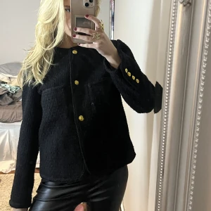 Kofta  - Säljer denna as fina koftan/ jackan🤍storlek L men passar mig som har xs/s