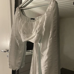 Blus - Säljer denna fina blus från Gina Tricot, sparsamt använd så den är i väldigt bra skick!