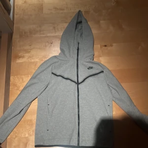 Nike tech fleece - Knapp använd Nypris 1300