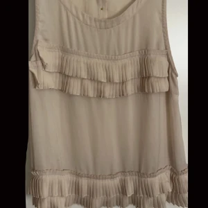 Beige blus/topp - Säljer denna beiga toppen/blusen från h&m 🤩😍