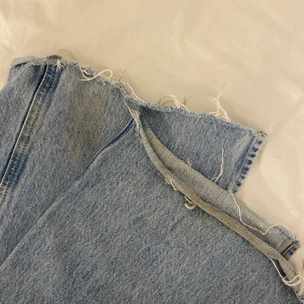Super fina jeans från NA-KD som har en slits nere på byxkanten. Dem är högmidjade och sitter fint på! På sista bilden finns det fläckar som kanske kan gå bort i tvätten. Men är osäker på det. Köparen står för frakten. Pris kan diskuteras🥰. Jeans & Byxor.