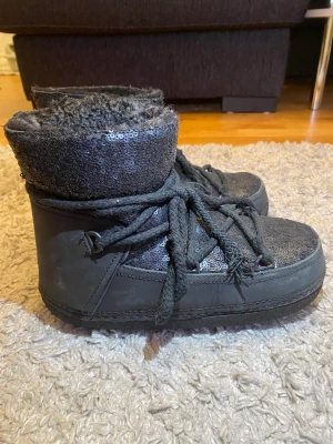 Inukii skor - Säljer mina inuikii skor då jag inte använder dom längre! Köpte på pick för 1000 förra året och har bara använt några få gånger. !!PRIS GÅR ATT DISKUTERA!!