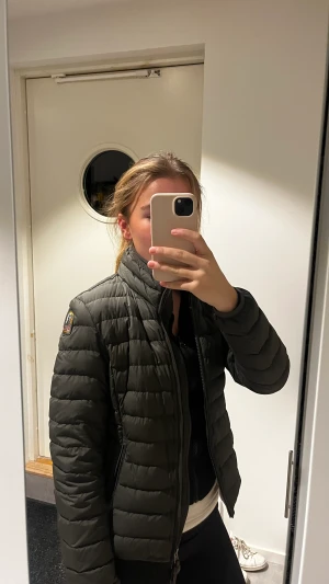 Parajumper (Geena) jacka  - Hej! Jag säljer min Parajumper jacka i modellen Geena! Älskar verkligen färgen och även passformen, speciellt höga kragen!!  Är helt ny, ser oanvänd ut, inga defekter eller liknande! Nypris är 3800kr, hör av er vid funderingar eller mer bilder ❤️❤️❤️ 