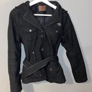 Kappa  - Jätte fin kappa som är lite tjockare. Storlek xs/s och är nästintill ny. Möter endast upp inom Stockholm! Och tar betalt genom Swish. Kommer inte frakta denna vara. Pris kan diskuteras. För fler funderingar är det bara att fråga💗