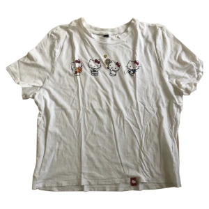 Hello kitty tshirt  - Hello kitty tshirt i fint andvänt skick! Står strl L men skulle säga att det är en M