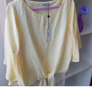 Ny blus, Dry Lake, S - Ny blus med knyt fram i storlek S från Dry Lake. Normal i storleken.  Oanvänd.