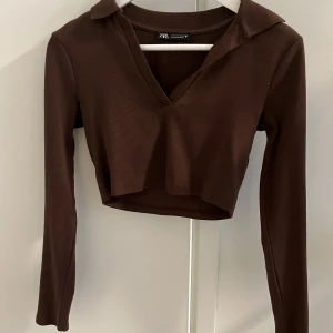 Brun zara topp stl S - Säljer denna bruna topp köpt från zara. Stl S. Aldrig använd