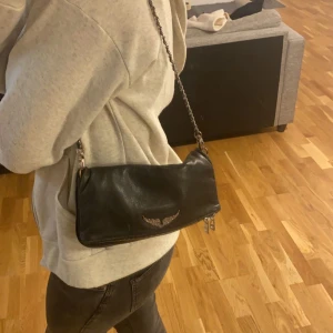 Zadig väska - Fin i skicket, förutom att märket och dragkedjan är lite missfärgad. Både långa och korta kedjan följer med. Nypris ca 4000